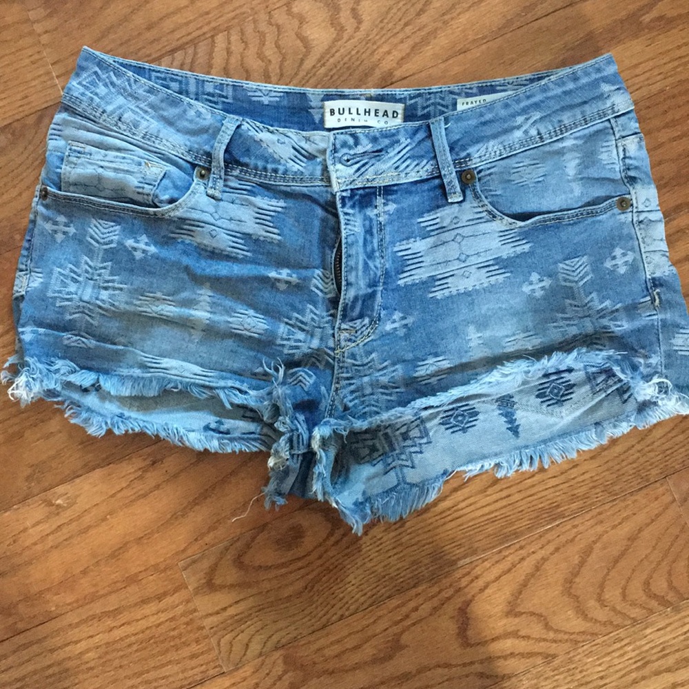 Patterned jean shorts with short fringe